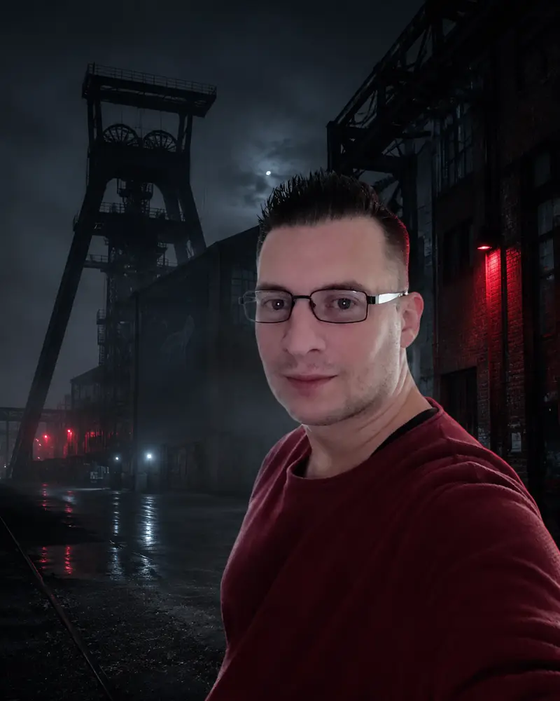 Marcel vor einer nächtlichen Ruhrpott-Zechenkulisse
